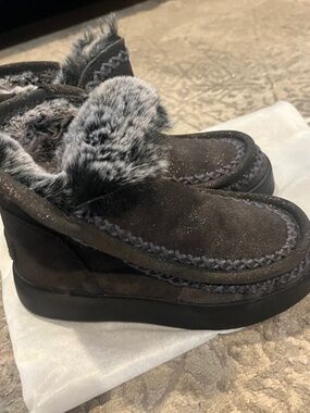 Cozy Faux Fur Lined Winter Boots Black Slip-On Warm Ankle Boots Size 6.5/37